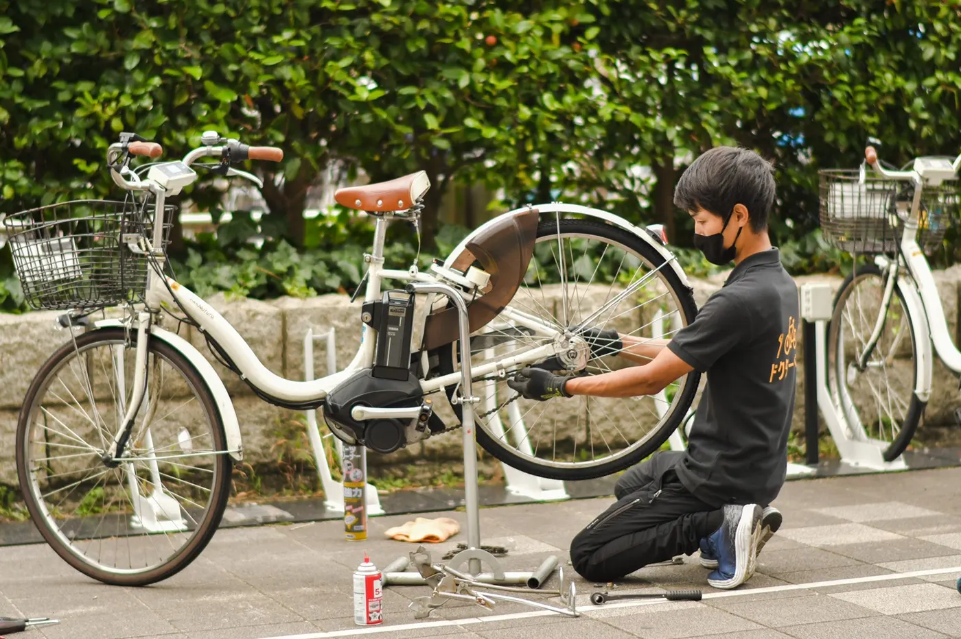 HELLO CYCLING車両をスタンドで整備