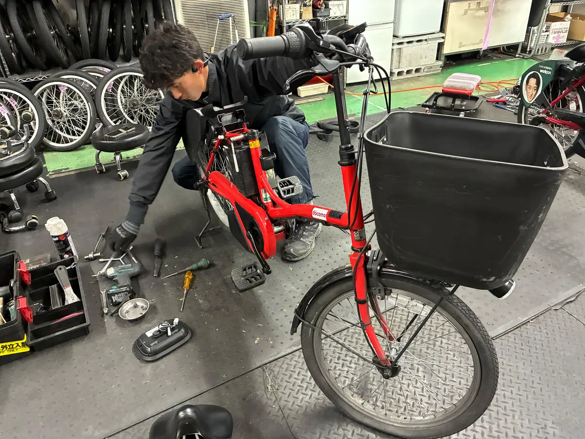 ドコモ・バイクシェア車両を工場で整備するスタッフ