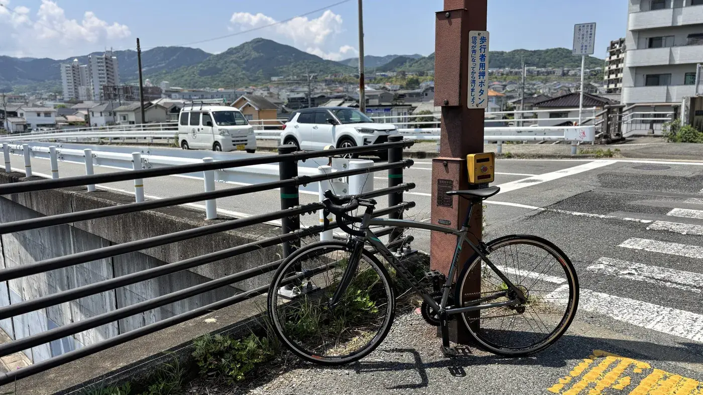 出張整備に向かうサービスカーと自転車