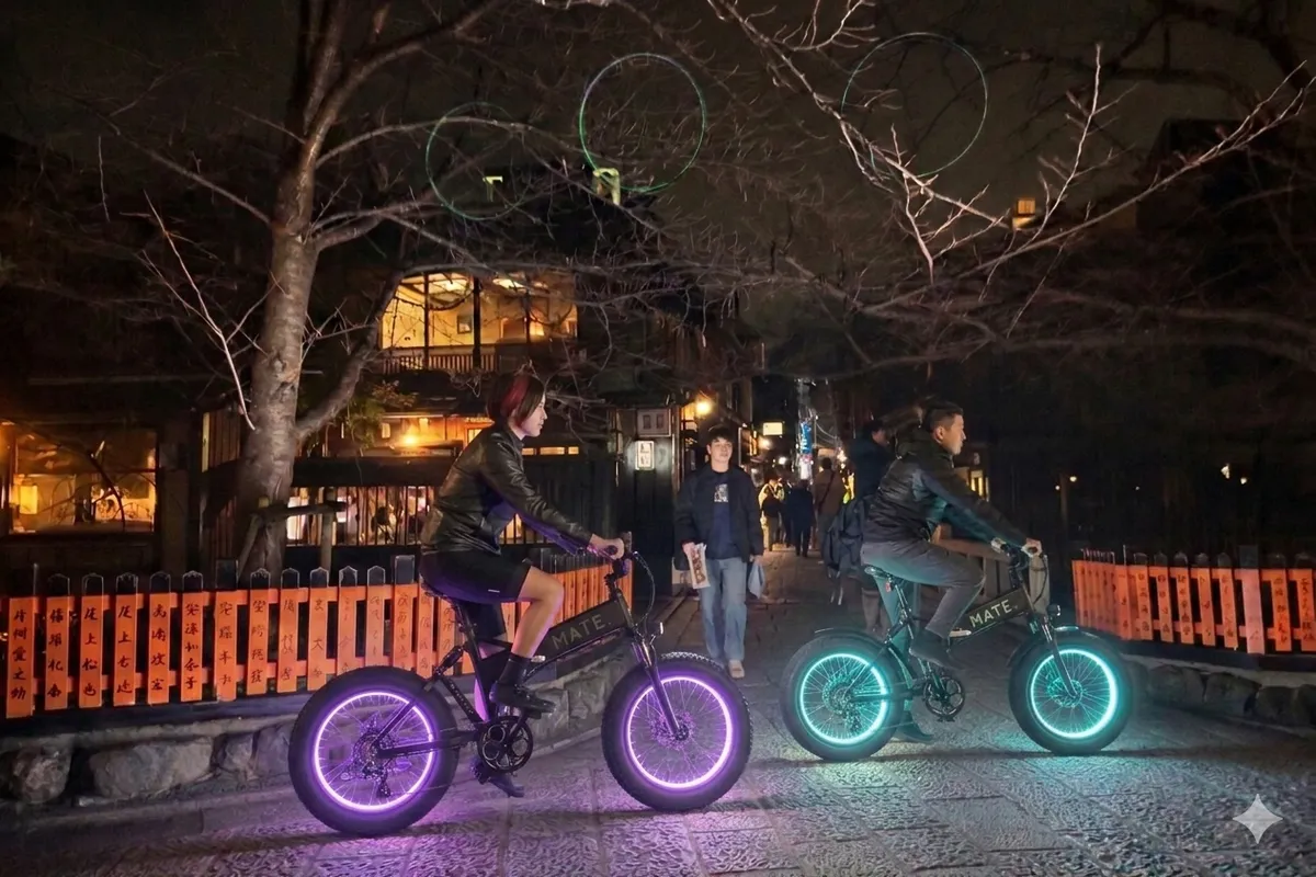 旅先の夜の街を走るサイクリスト