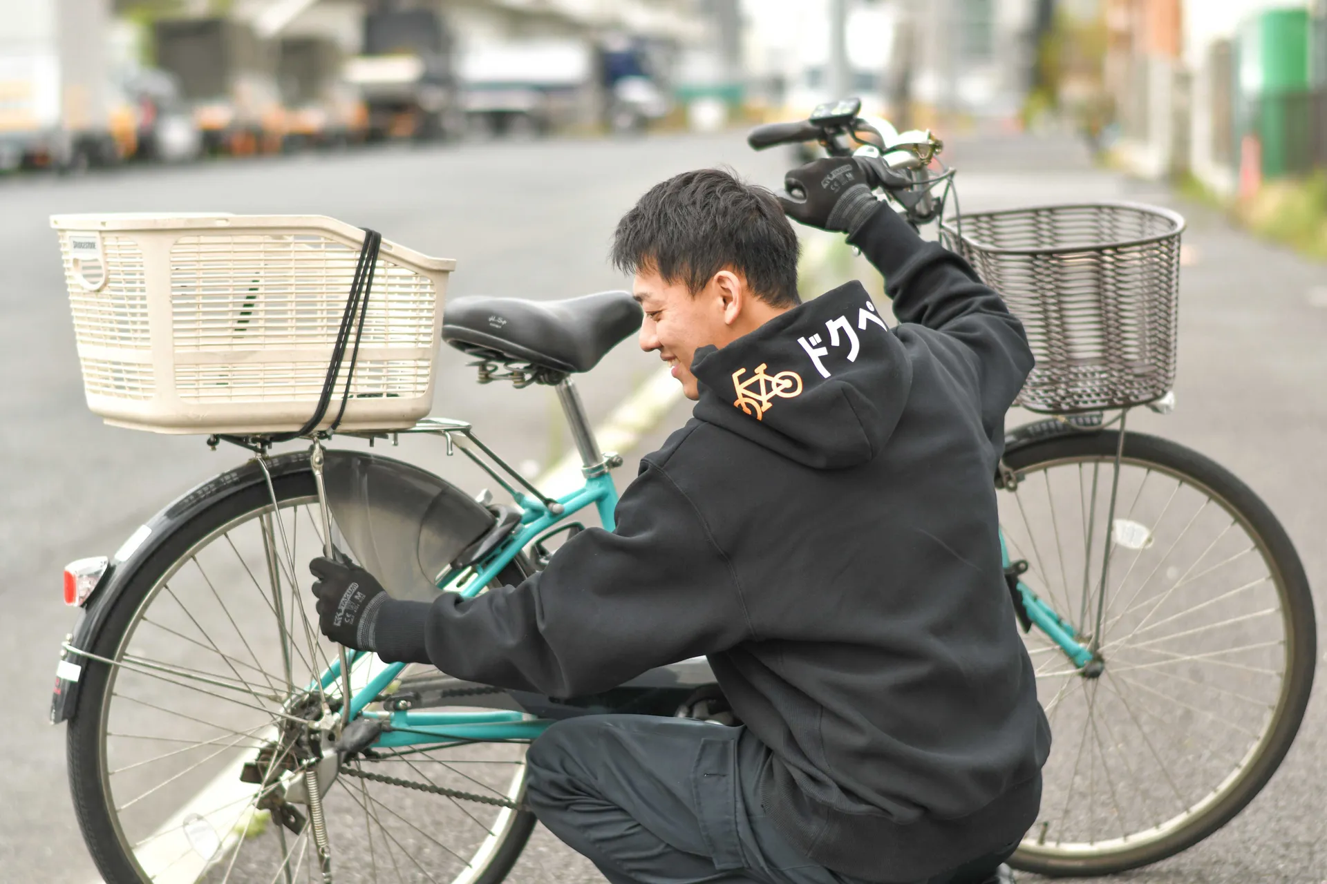 笑顔で自転車を整備するドクターペダルのスタッフ