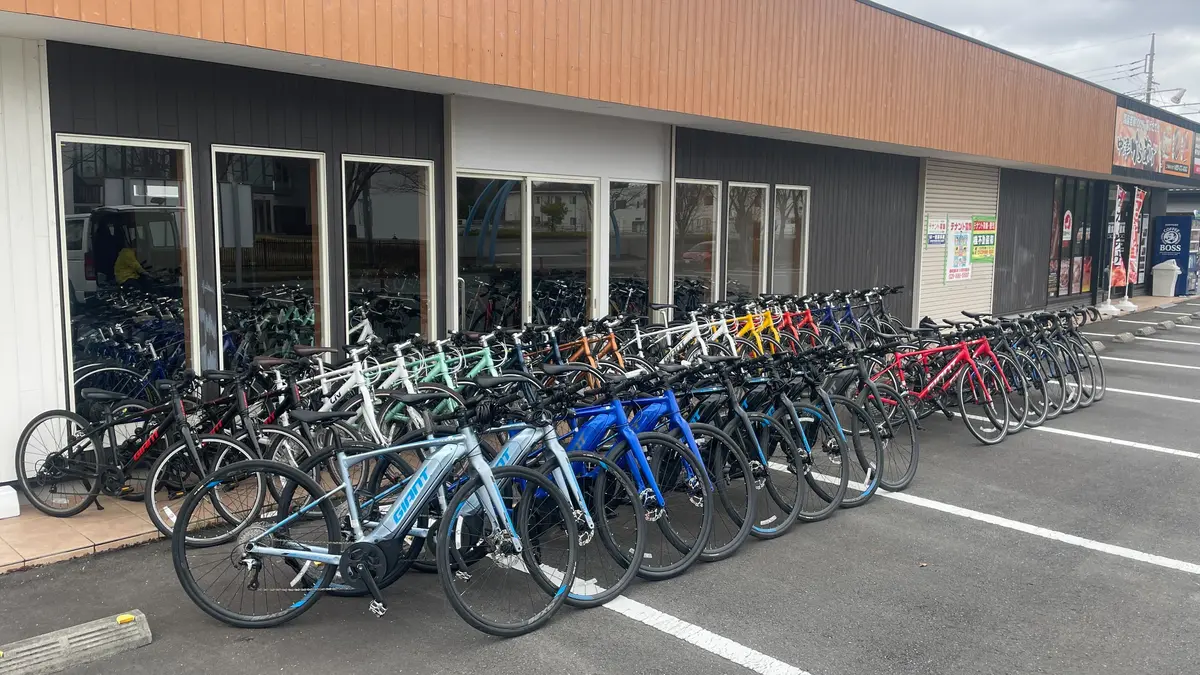 土浦店の店頭に並ぶ多彩なレンタサイクル